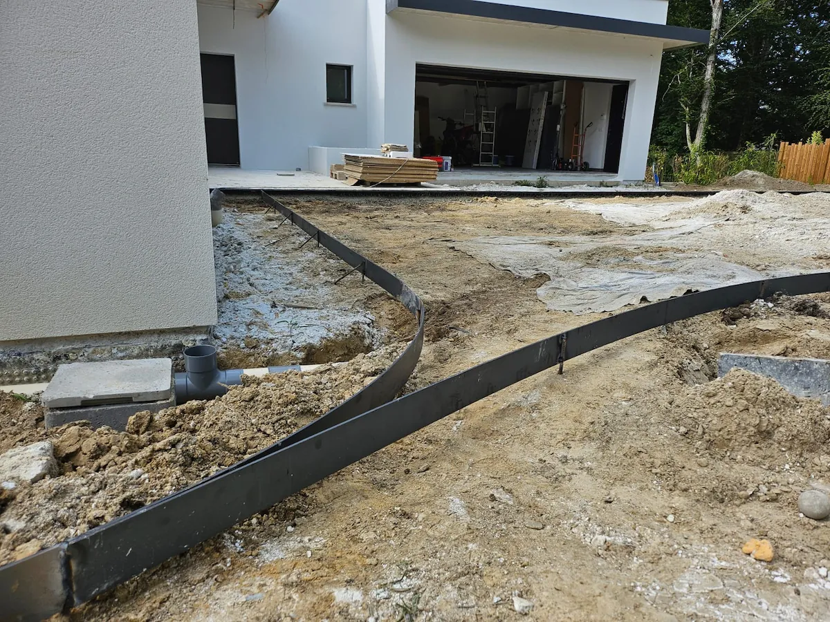 Installation de bordure en fer plat à Martillac