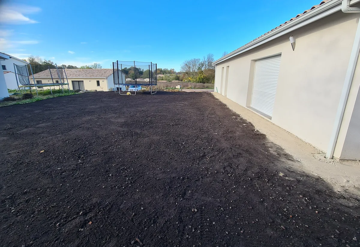 Chantier de nivellement de terrain à Pessac
