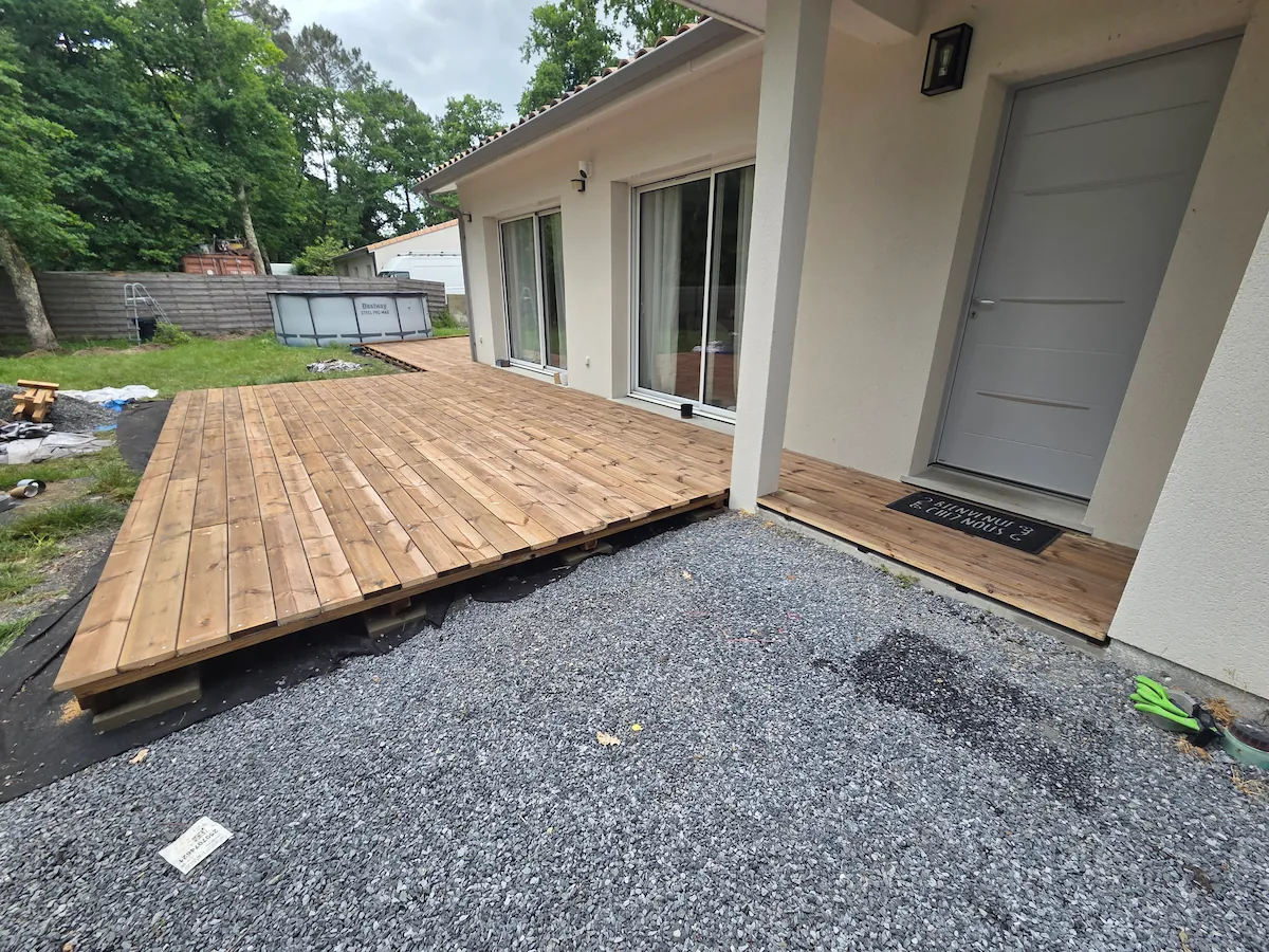 Création d'une terrasse en bois de pin lisse en Gironde