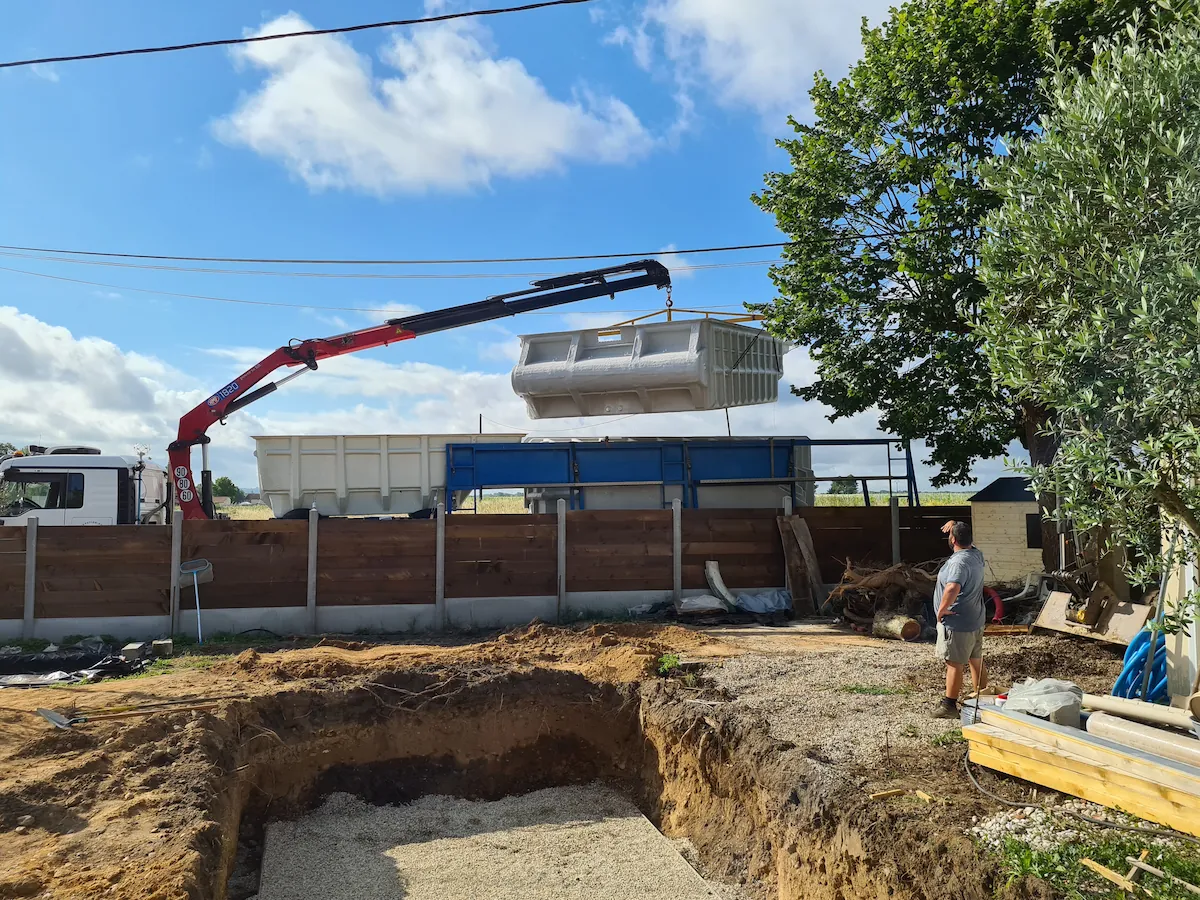Grutage et installation d'une piscine coque à Martillac