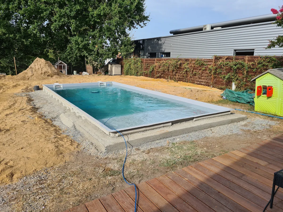 Piscine coque avec ceinture en béton à Léognan